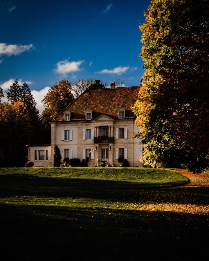 Appartement Douces Heures Avec Parking Couvert Prive Le Locle Exterior foto